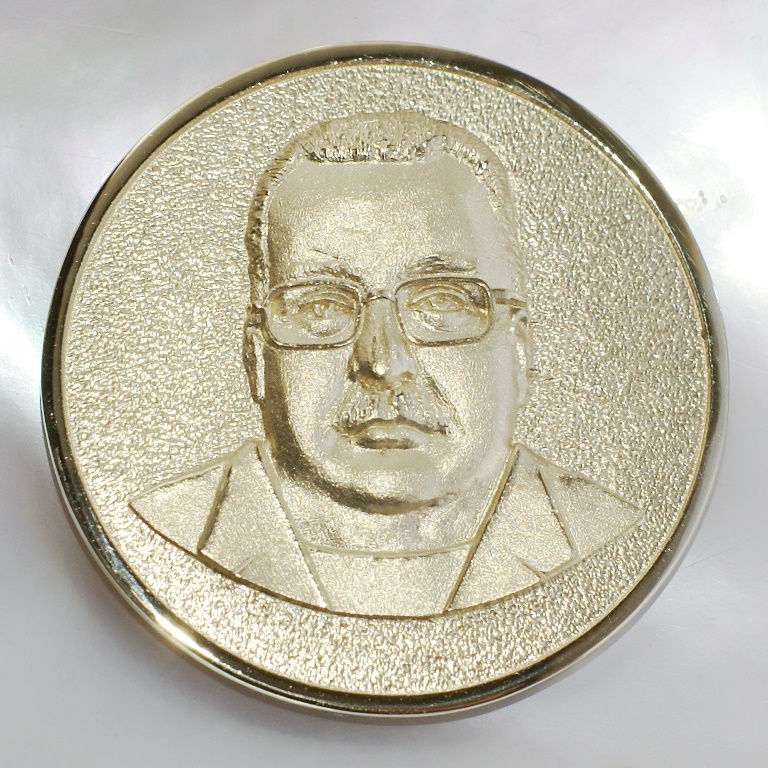 Медаль с портретом юбиляра из золота