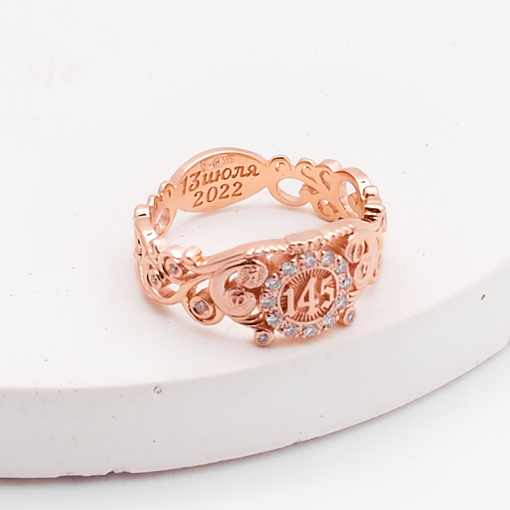 Золотое кольцо с бриллиантами, вензелями и гравировкой памятной даты (Вес: 5 гр.)