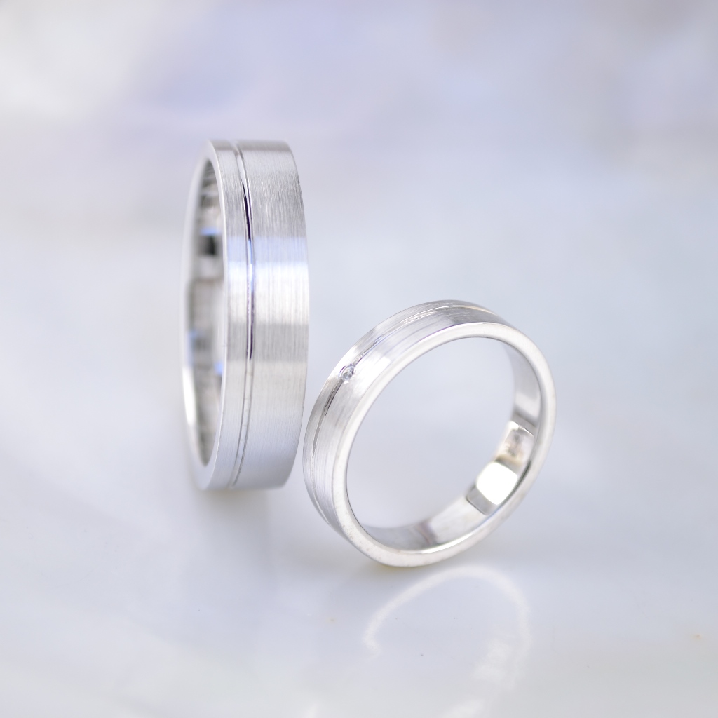 Матовые обручальные кольца из белого золота с бриллиантом в женском кольце (Вес пары: 13,5 гр.)