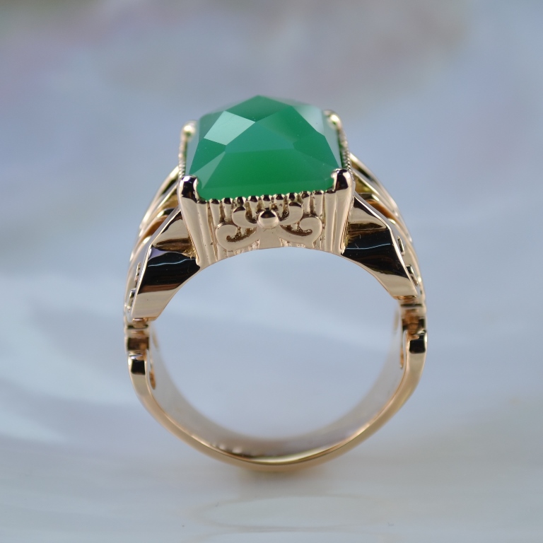 Эксклюзивный перстень из золота с драгоценным камнем хризопразом (Вес: 28 гр.)