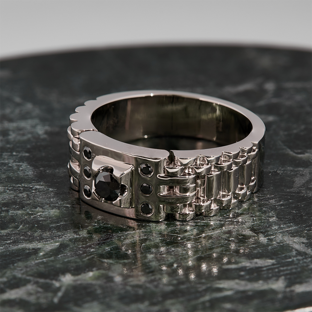Мужская печатка-кольцо в виде браслета из белого золота с чёрными бриллиантами (Вес: 16 гр.)