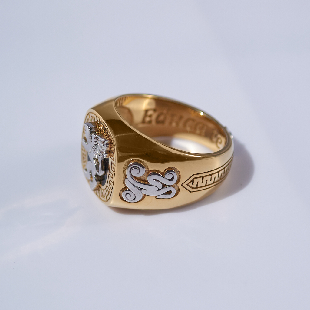 Мужской перстень печатка Грифон из двух видов золота с бриллиантом и эмалью (Вес: 15 гр.)