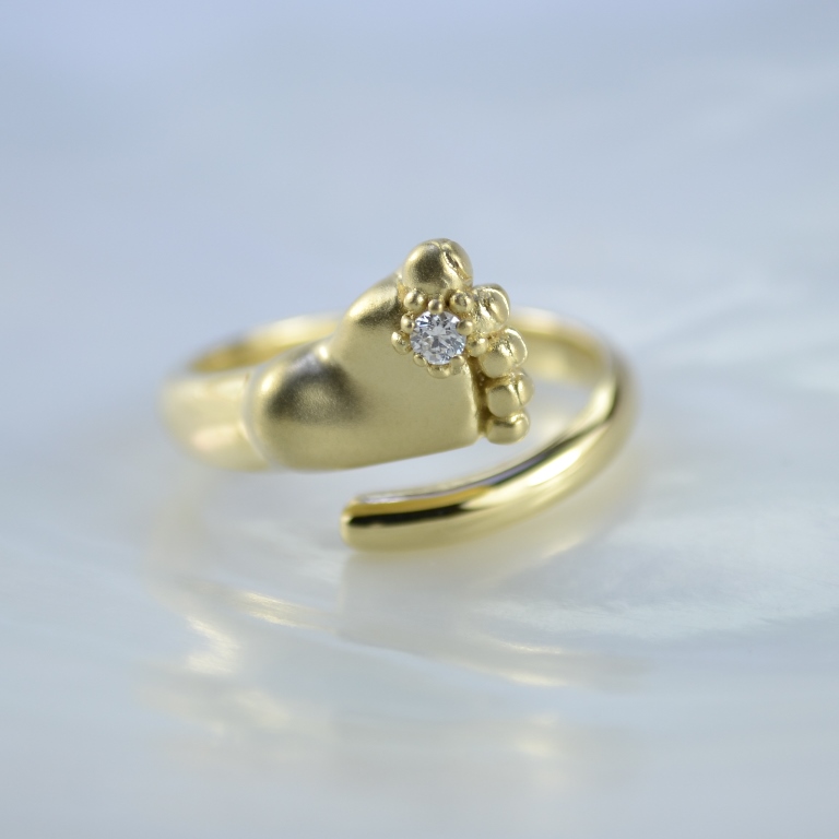 Матовое кольцо с пяточкой младенца из жёлтого золота 585 пробы вставка фианит (Вес: 6 гр.)