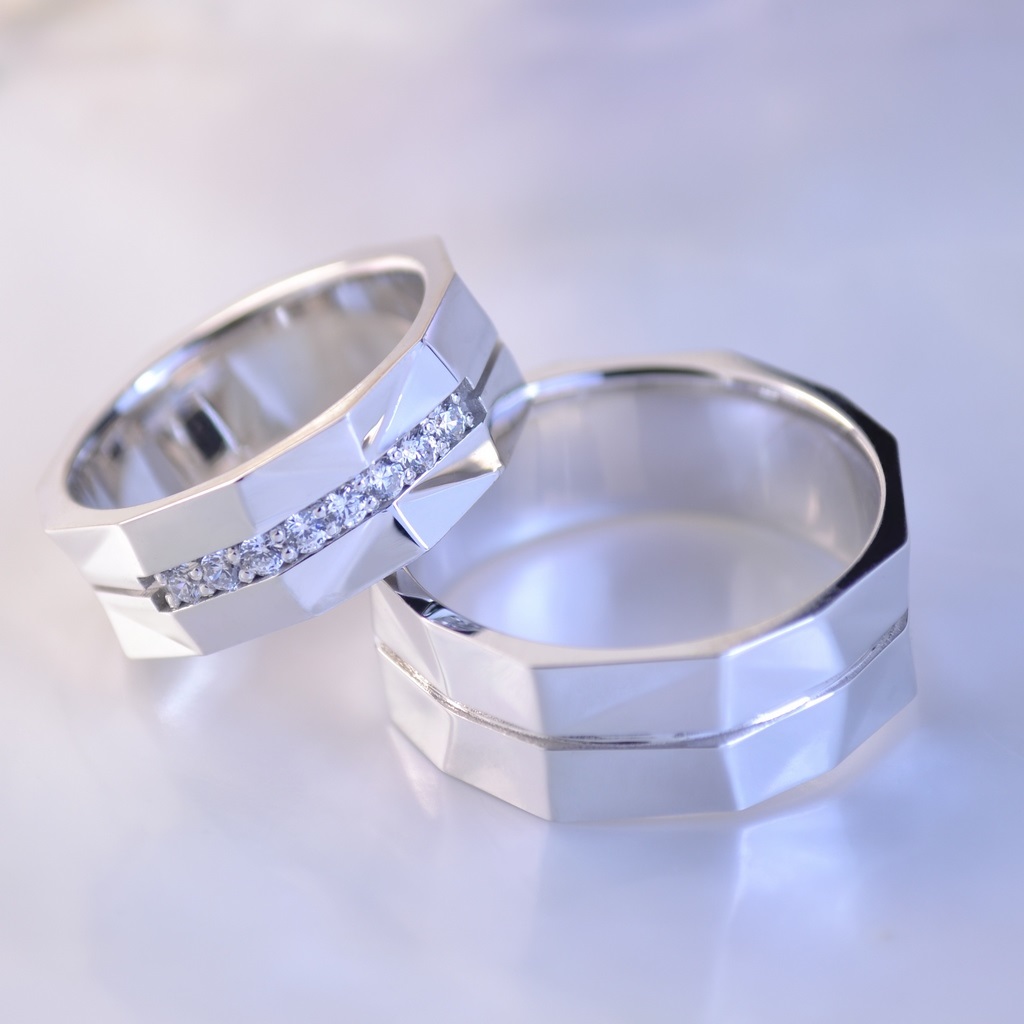 Гранёные обручальные кольца из белого золота с бриллиантами в женском кольце (Вес пары 17 гр.)