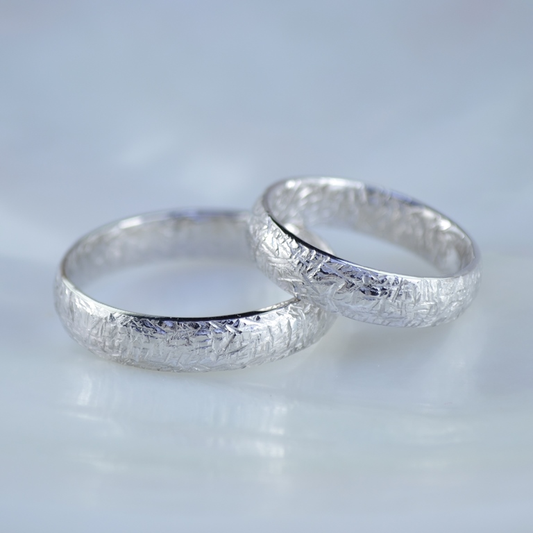 Оригинальные обручальные кольца с шероховатой поверхностью насечками снаружи и внутри (Вес пары: 12,5 гр.)