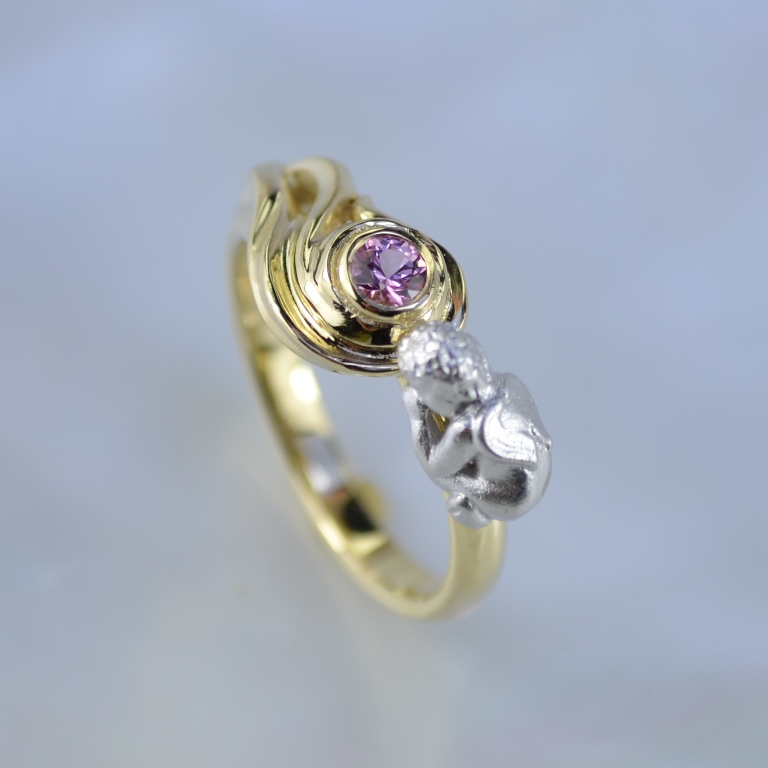 Кольцо со спящим пупсиком из золота 585 пробы с розовым рубином (Вес: 5 гр.)
