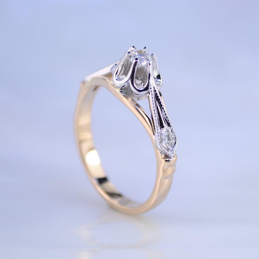 Женское кольцо с бриллиантами из красно-белого золота (Вес: 3,5 гр.)