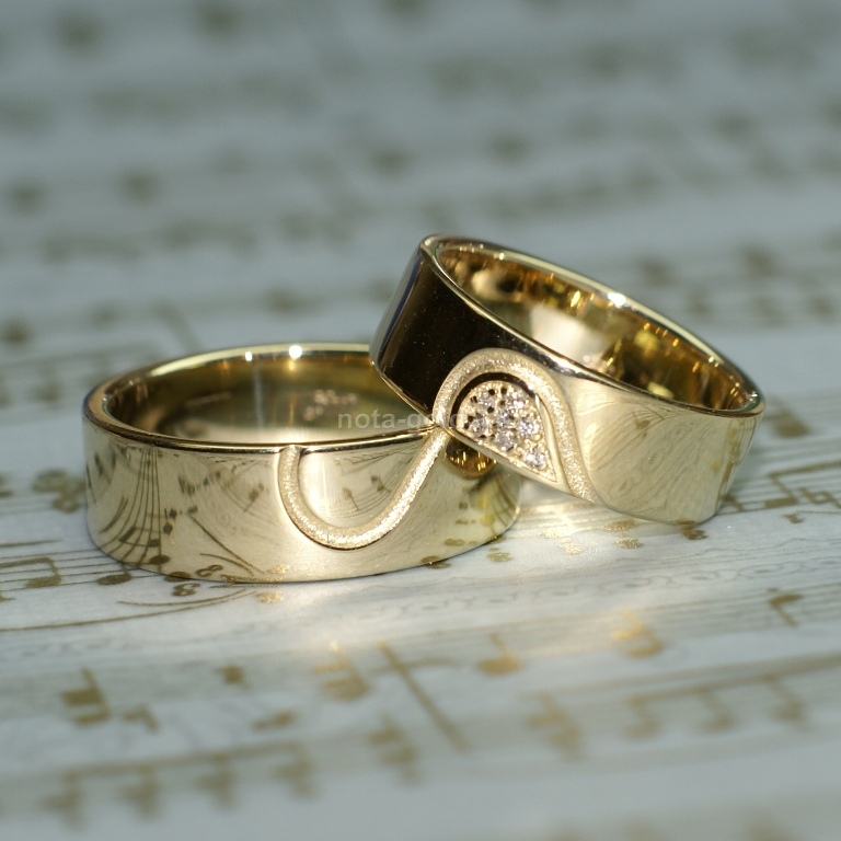 Ювелирная мастерская Nota-Gold изготовила на заказ обручальные кольца с символикой половинок сердечка