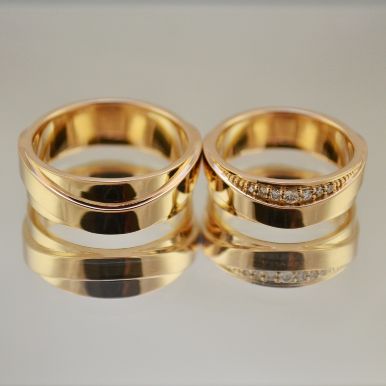 Обручальные кольца из красного золота с бриллиантами в виде бесконечности (Вес пары: 17 гр.)