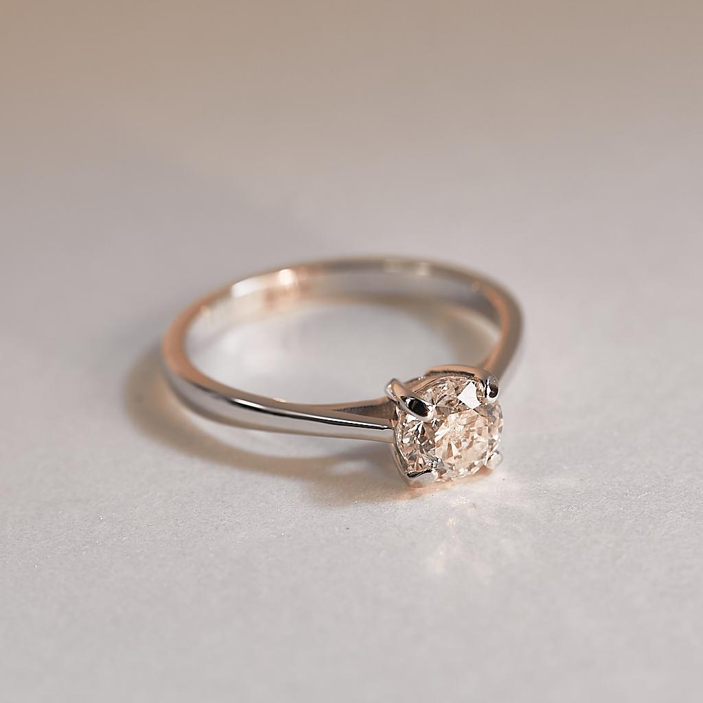 Кольцо из белого золота с крупным бриллиантом (Вес: 4 гр.)