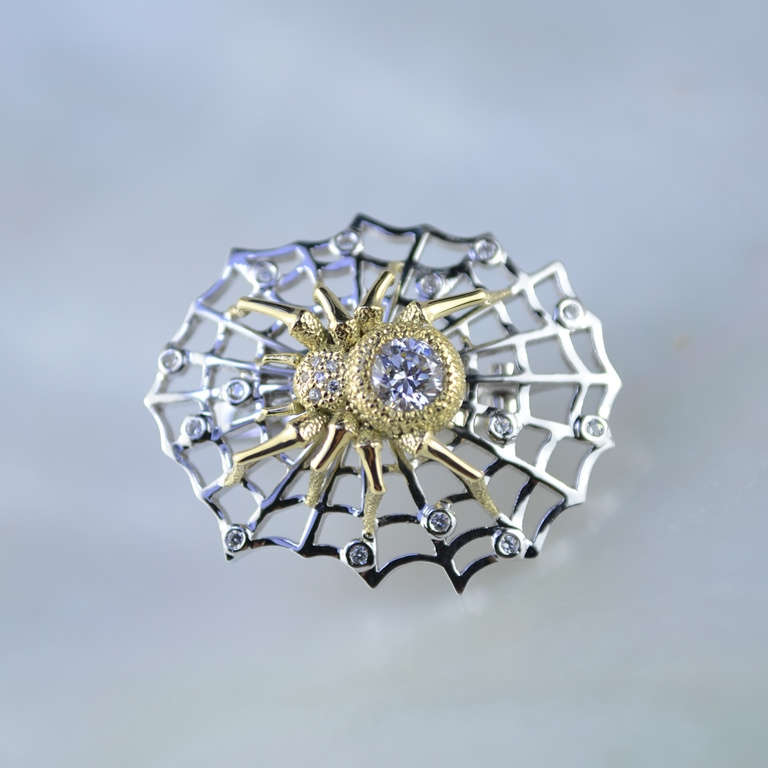 Одиночная серьга в виде паутины с пауком из золота с бриллиантами (Вес: 5 гр.)