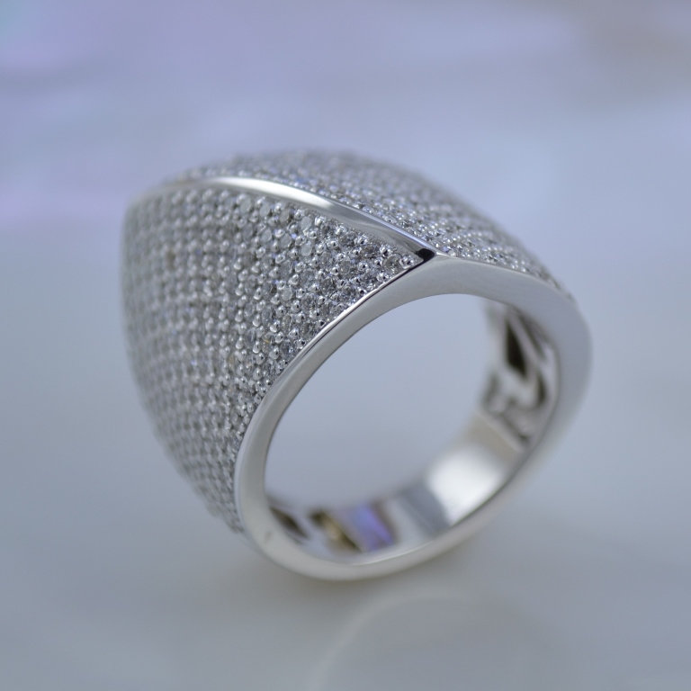 Эксклюзивное женское кольцо из белого золота усыпанное бриллиантами (Вес: 13,8 гр.)