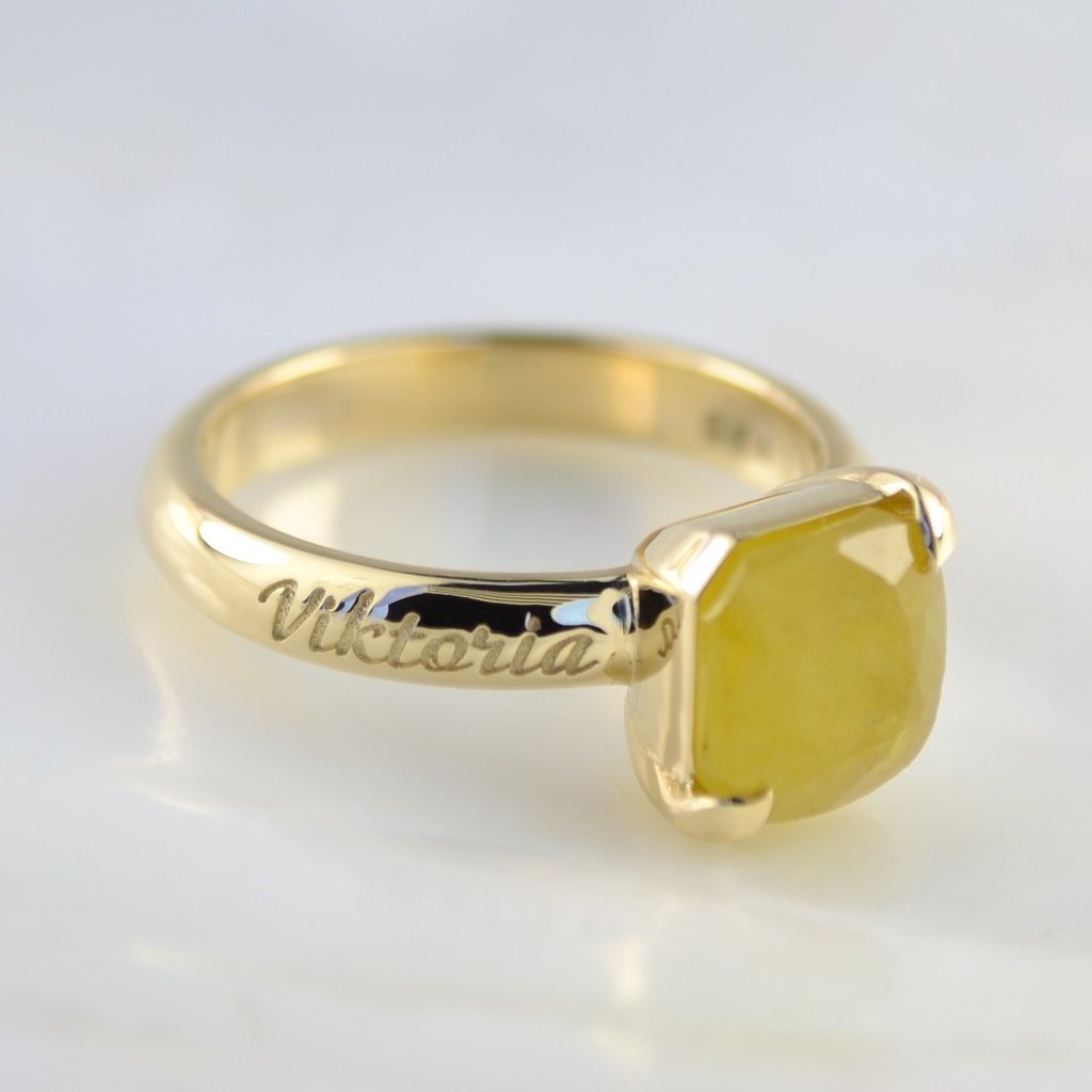Женское золотое кольцо на заказ из жёлтого золота с именем и камнем Клиента (Вес: 6 гр.)