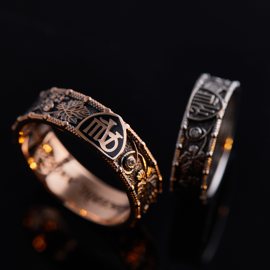 Обручальные кольца из красного золота с чернением, узором и гравировкой по рисунку заказчика