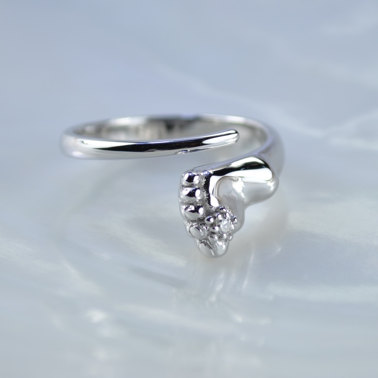 Легковесное серебряное кольцо с пяточкой ребёнка родированное серебро 925 пробы с фианитом (Вес: 2,5 гр.)