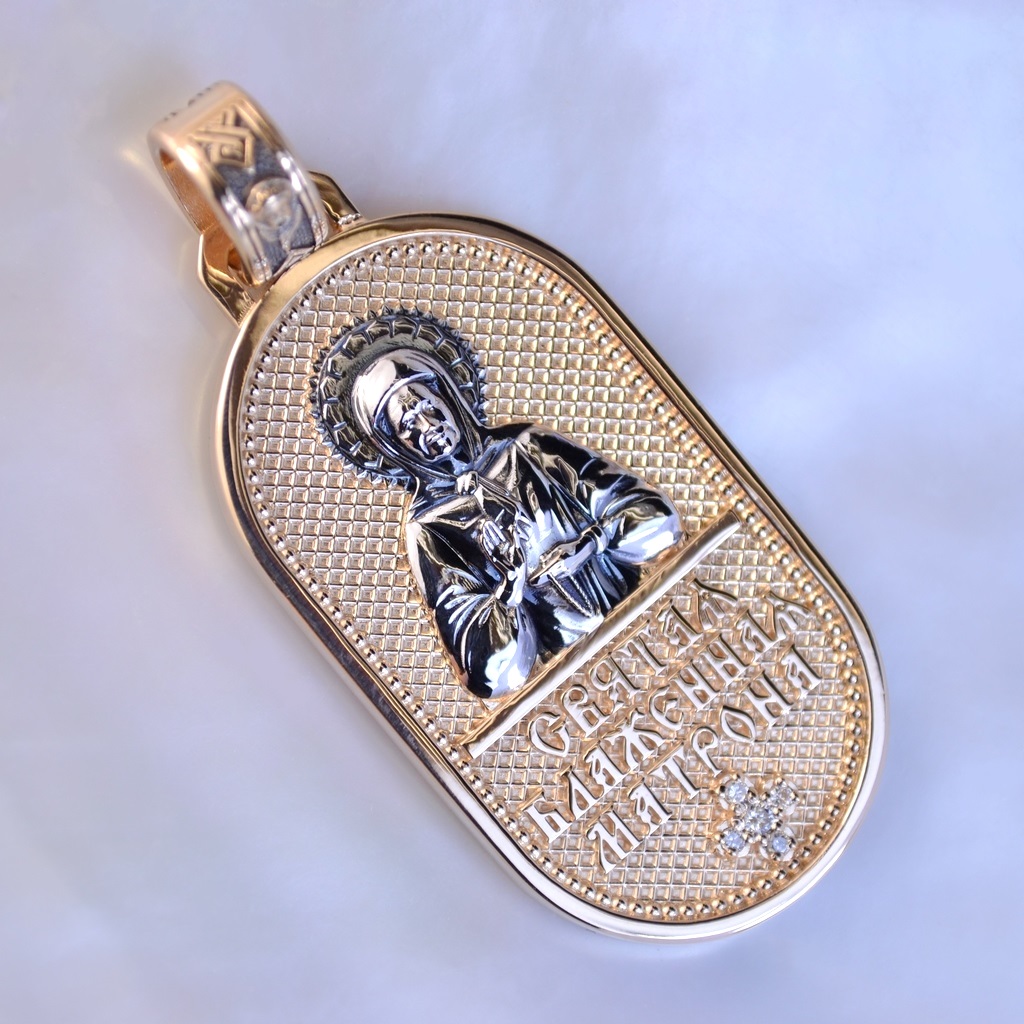 Золотая нательная иконка с образом Святой Матроны Московской, бриллиантами и гравировкой молитвы (Вес: 17,5 гр.)