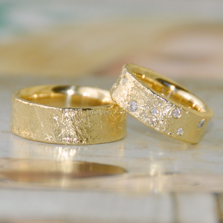Ювелирная мастерская Nota-Gold изготовила на заказ золотые обручальные кольца с текстурной поверхностью