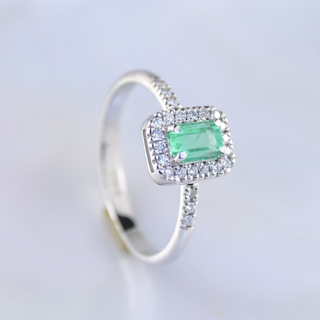 Женское помолвочное кольцо из белого золота с крупным изумрудом 0,5ct и бриллиантами (Вес: 3 гр.)