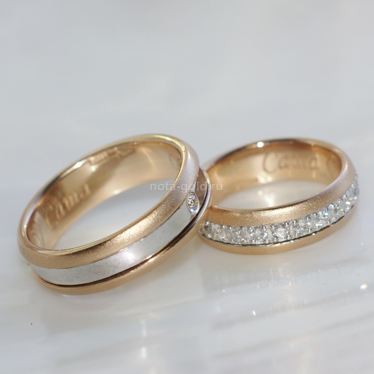 Ювелирная мастерская Nota-Gold изготовила на заказ узкие двухцветные золотые обручальные кольца с бриллиантами