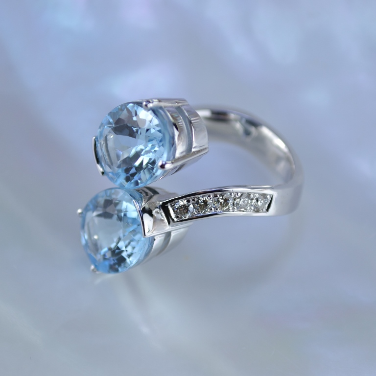 Женское кольцо с голубыми топазами и бриллиантами (Вес: 13 гр.)