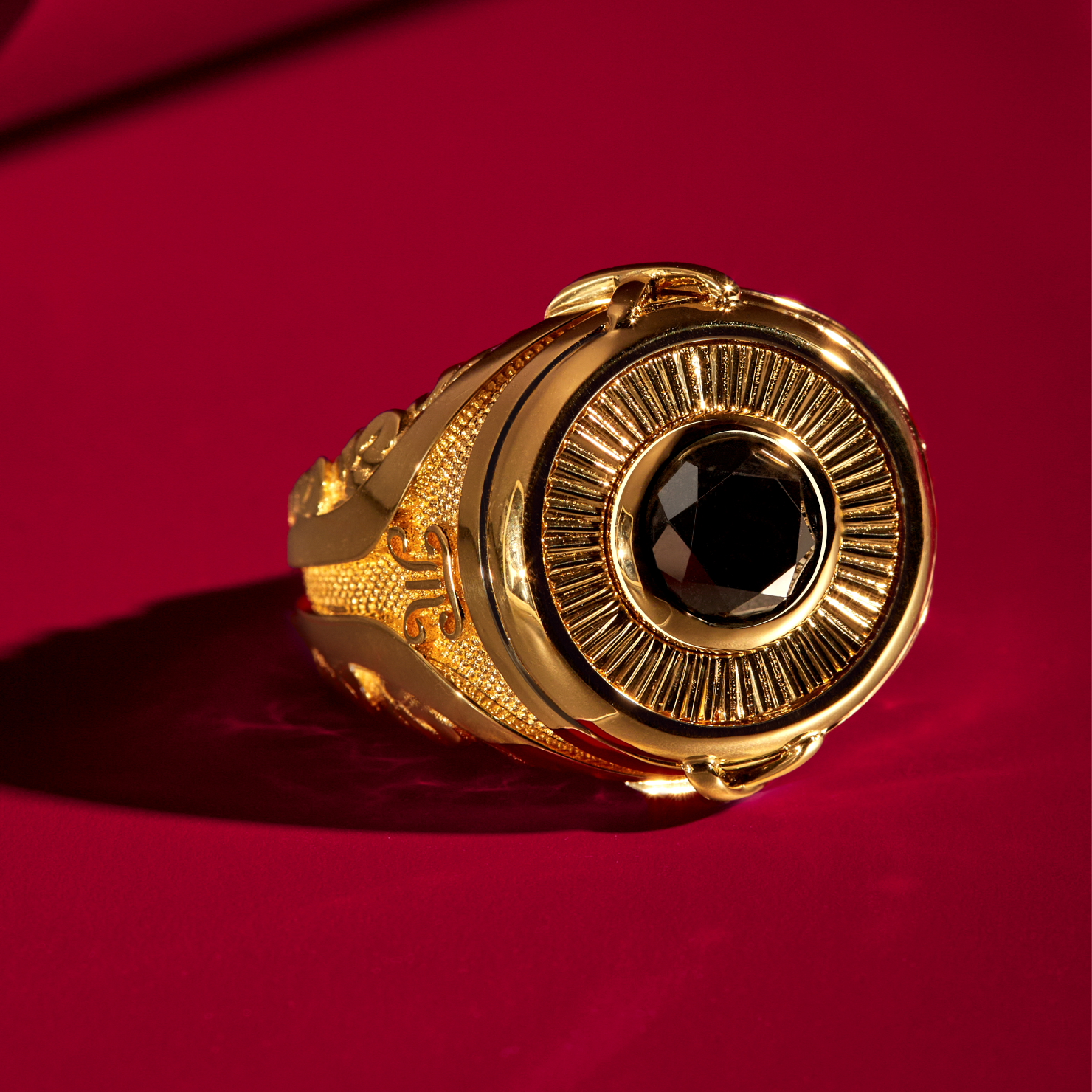 Золотой перстень с черным бриллиантом