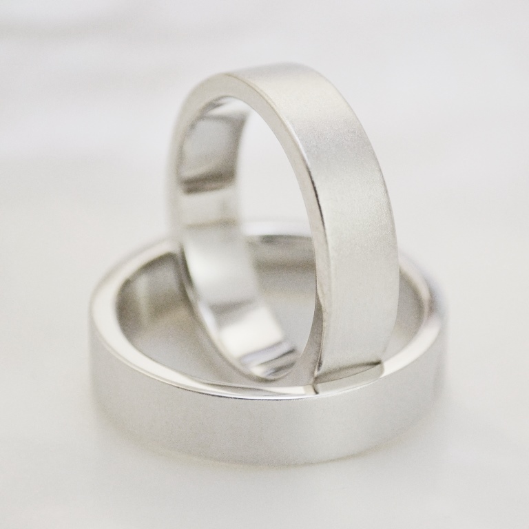 Классические обручальные кольца с матовой поверхностью из платины (Вес пары: 22 гр.)