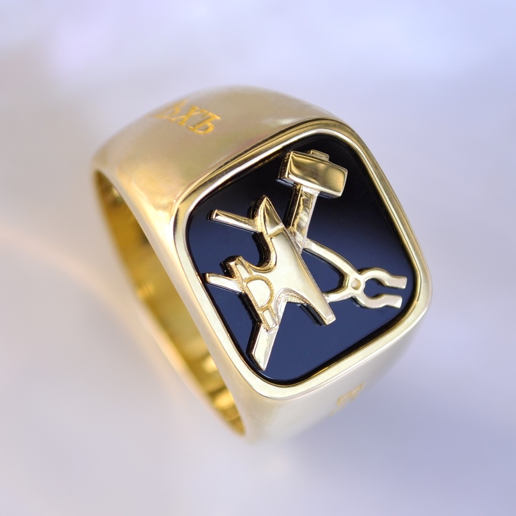 Золотое мужское кольцо-печатка с камнем халцедон и гравировкой на заказ (Вес: 26,5 гр.)