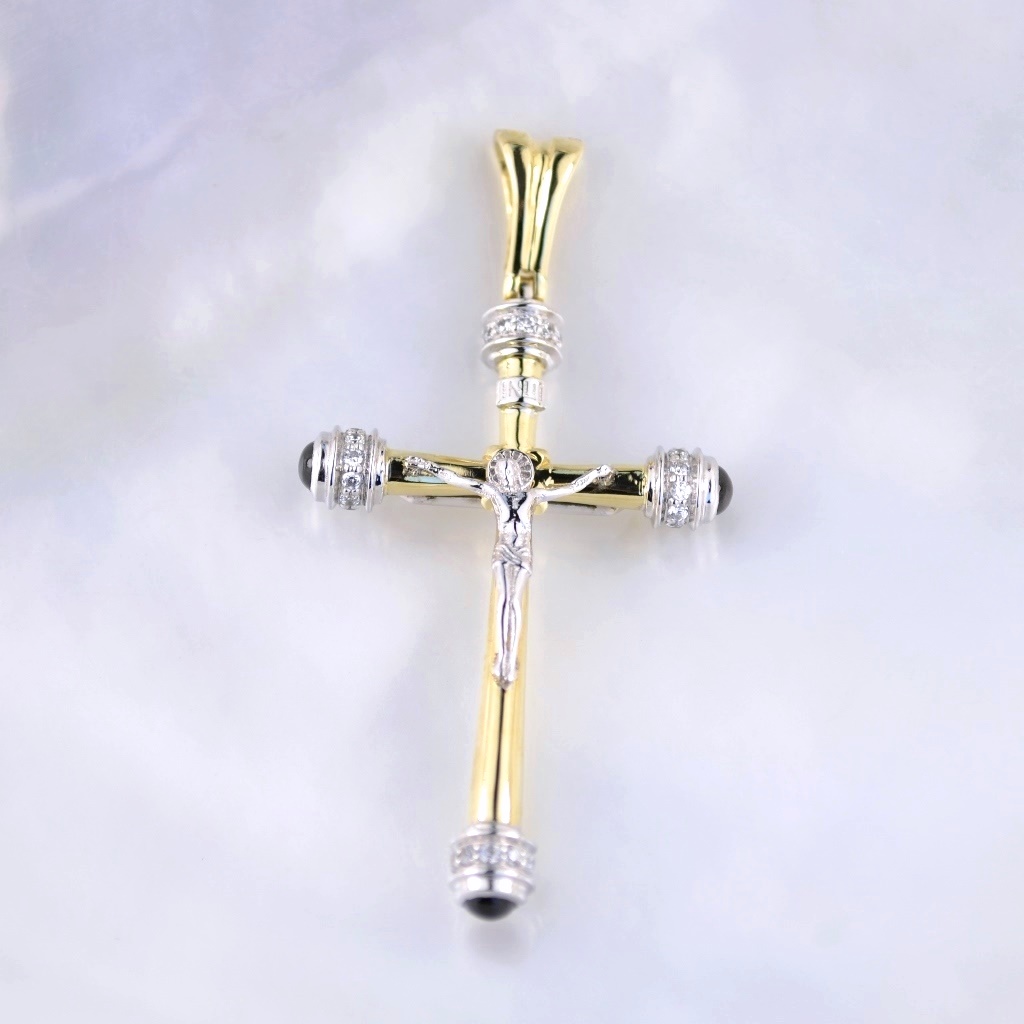 Нательный крест из жёлто-белого золота с распятием, гранатом и бриллиантами (Вес: 5 гр.)