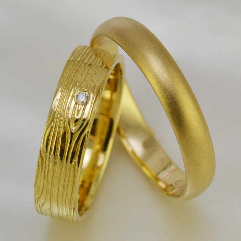Обручальные кольца матовые - мужское классическое, женское с узором древесины с бриллиантом (Вес пары: 9 гр.)