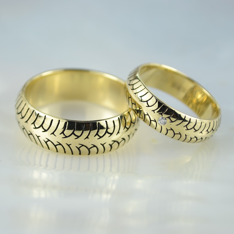 Обручальные кольца в виде колёс автомобиля из золота с чернением и бриллиантом (Вес пары: 13,5 гр.)