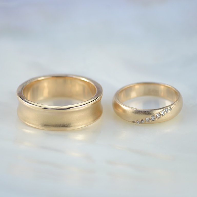 Обручальные матированные кольца из красного золота с бриллиантами (Вес пары: 13 гр.)