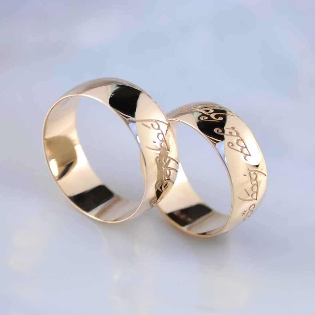 Широкие обручальные кольца из красного золота с гравировкой надписи на ...