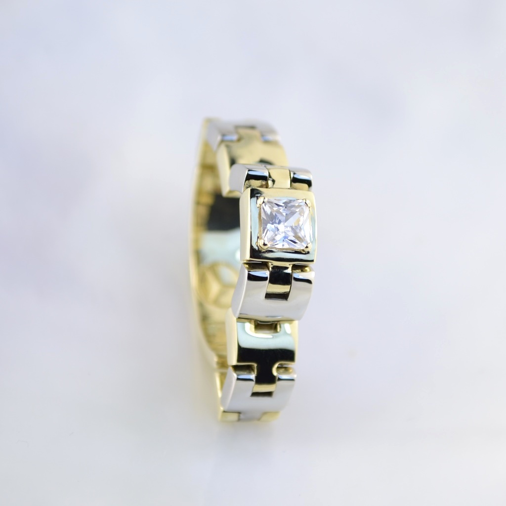 Мужское золотое кольцо в виде звеньев с гравировкой и крупным бриллиантом (Вес 8,5 гр.)