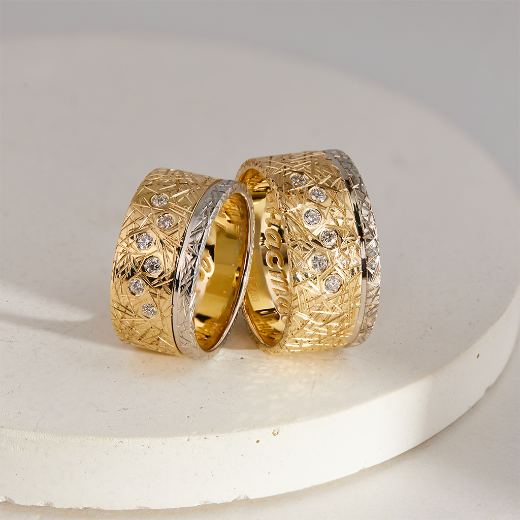 Необычные обручальные кольца с гравировкой и фактурной поверхностью из двухцветного золота и бриллиантами (Вес пары: 19 гр.)