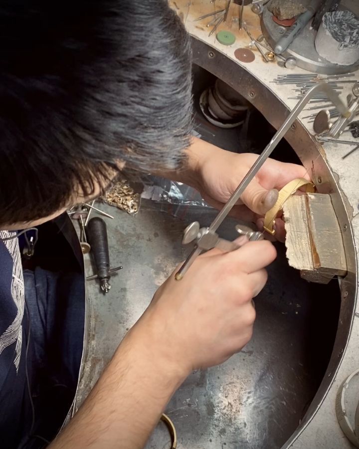 Обработка литой заготовки золотого ювелирного украшения слесарным инструментом
