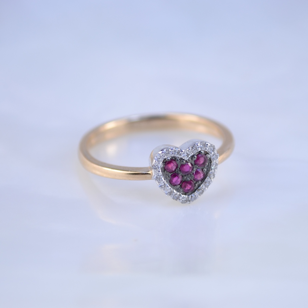 Кольцо с сердцем из бриллиантов и рубинов из двух оттенков золота (Вес: 2,5 гр.)