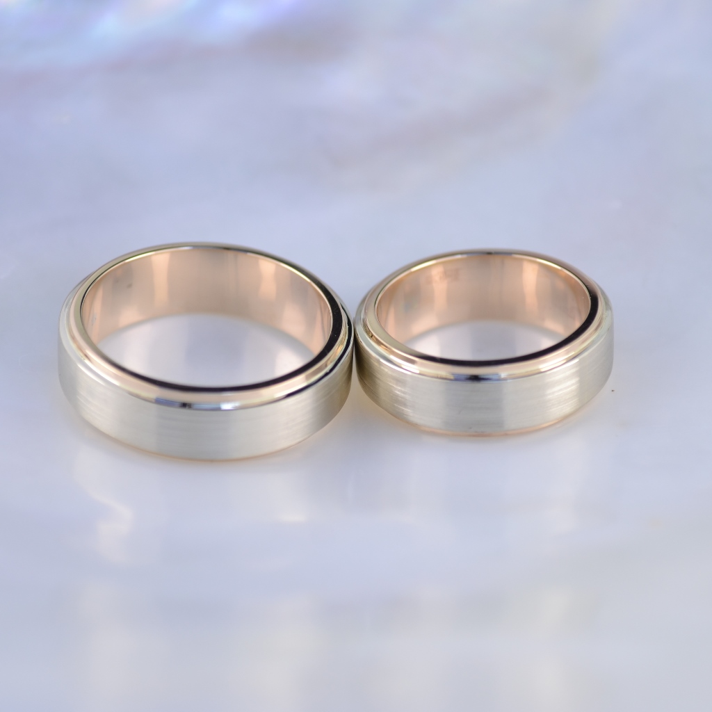 Матовые обручальные кольца из красно-белого золота с шероховатой поверхностью (Вес пары: 17,5 гр.)