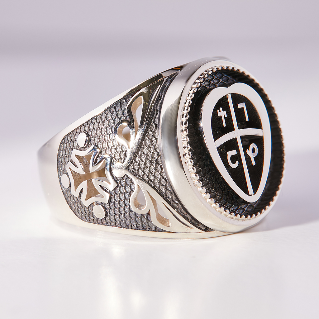 Мужская печатка - перстень с гербом и личными символами из белого золота с чернением (Вес: 21,3 гр.)