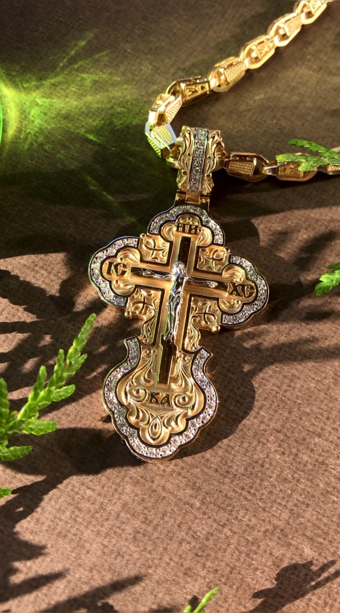 Православный нательный крест из золота с бриллиантами