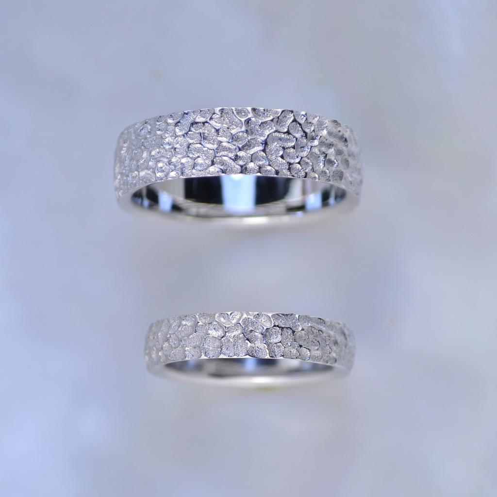 Фактурные обручальные кольца из белого золота с чеканкой (Вес пары 15 гр.)
