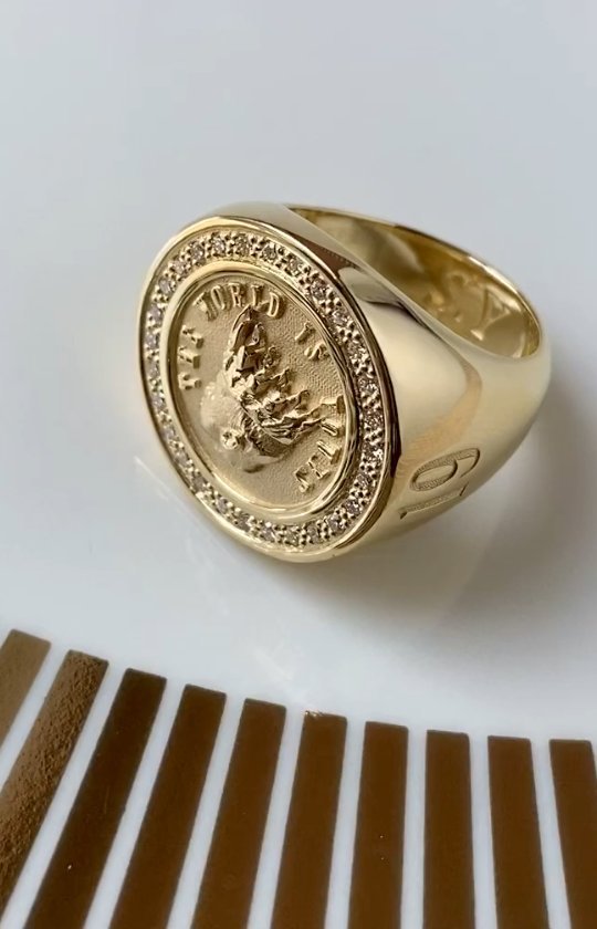 Перстень-печатка из желтого золота с бриллиантами по индивидуальному эскизу Заказчика