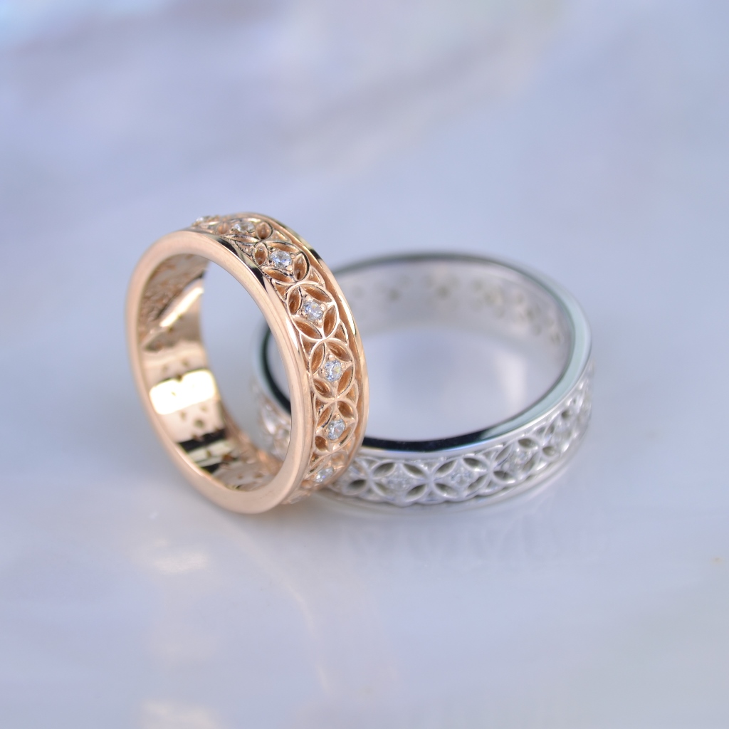 Парные обручальные кольца из красного и белого золота с бриллиантами (Вес пары: 12,5 гр.)