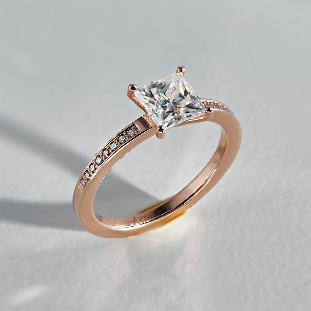 Классическое помолвочное кольцо из красного золота с бриллиантами (Вес 2,8 гр.)