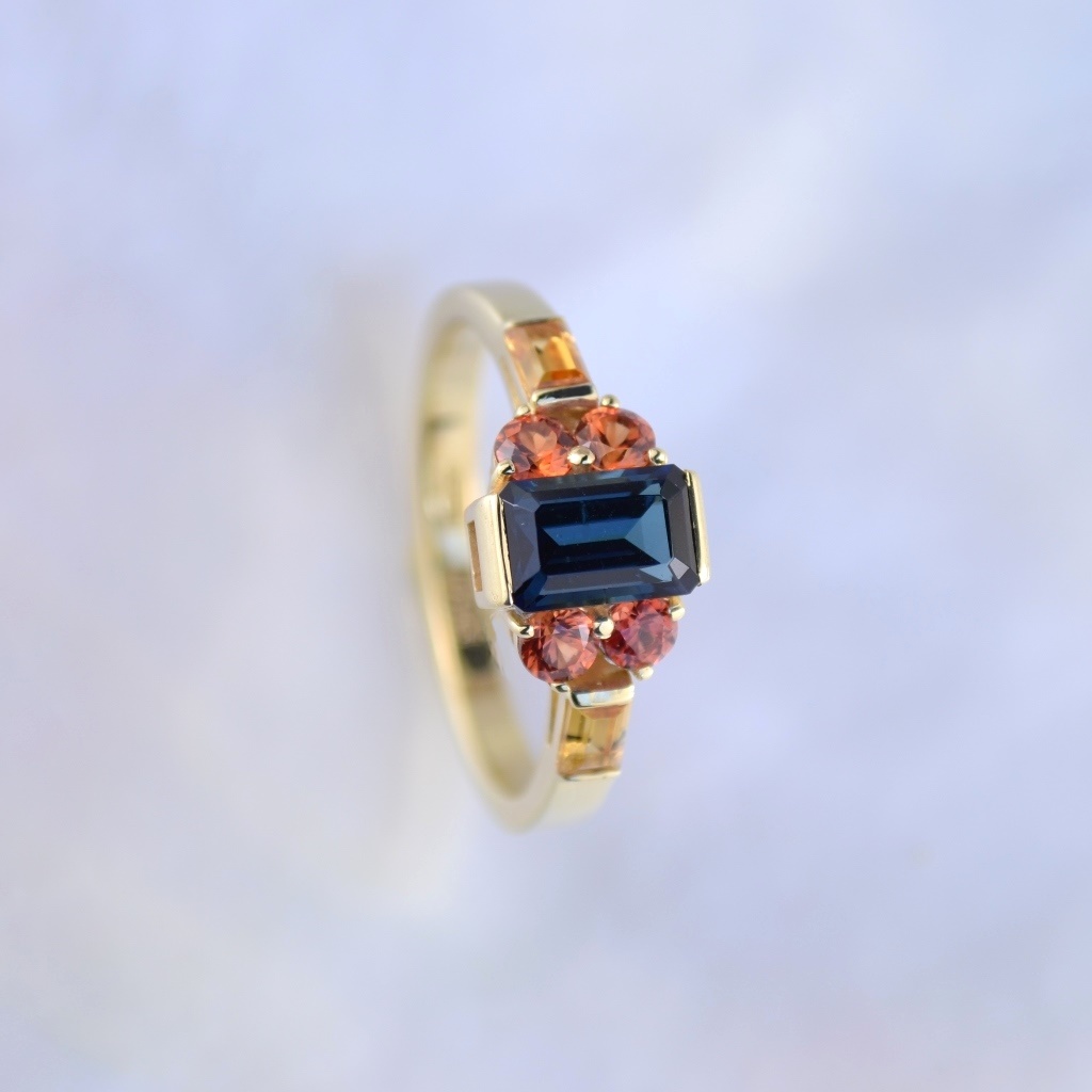 Женское золотое кольцо с натуральными камнями - турмалином и сапфирами (Вес: 4 гр.)