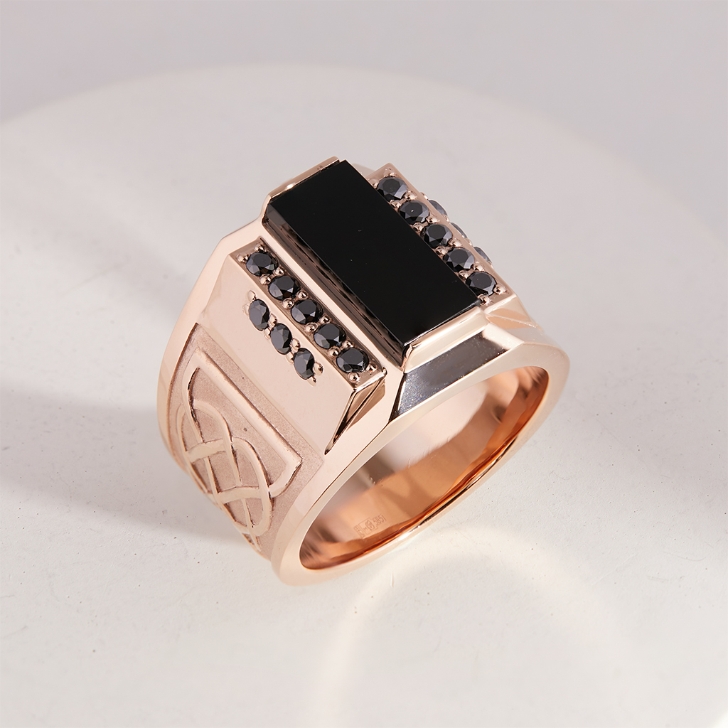Мужское кольцо-печатка из красного золота с чёрным ониксом и бриллиантами (Вес: 41,5 гр.)