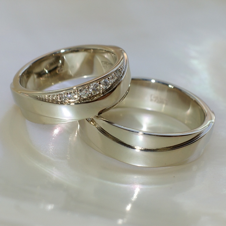 Парные обручальные кольца бесконечность с бриллиантами на заказ (Вес пары: 14 гр.)