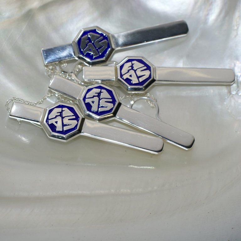 Корпоративный зажим для галстука из серебра с логотипом компании (Вес: 10 гр.)