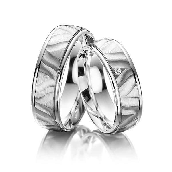 Широкие платиновые обручальные кольца с текстурным узором и бриллиантом в женском кольце (Вес пары: 19 гр.)