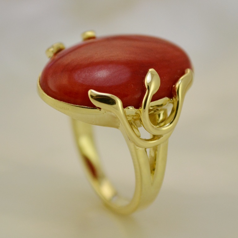 Женское кольцо с крупным камнем кораллом из жёлтого золота (Вес: 7,5 гр.)