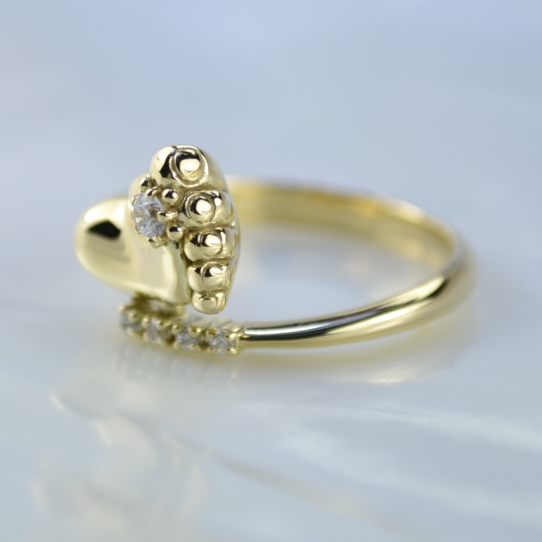 Глянцевое кольцо с детской пяточкой из жёлтого золота 585 пробы с пятью фианитами (Вес: 6 гр.)